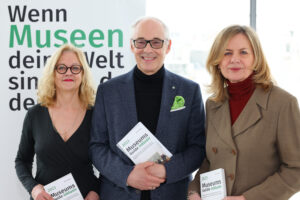 Im Bild v.l.n.r.: Doris Rothauer (Herausgeberin und Autorin), Martin Essl (Gründer der Essl Foundation und Zero Project), Bettina Leidl (ICOM Österreich Vizepräsidentin und Direktorin des MuseumsQuartier Wien)