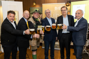 Im Bild v.l.n.r.: Martin Eicher (Ottakringer), Florian Berger (Geschäftsführer Verband der Brauereien Österreichs), Conrad Seidl (Bierpapst), Karl Kolarik (Schweizerhaus, Del Fabro Kolarik), Hans Mahr (Mahrmedia) Germanos Athanasiadis (Herausgeber/Verleger medianet)