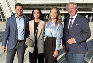 v.l.n.r.: Preisträger Elias Felbinger, Mihaela Peranovic, Anna Pöttler, Willy Lehmann (Preis-Stifter)