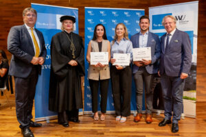 v.l.n.r.: Dieter Scharitzer (WU), Barabara Stöttinger (Dekanin WU ExAc), die Preisträger Mihaela Peranovic, Anna Pöttler, Elias Felbinger, Willy Lehmann (Preis-Stifter)