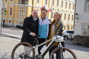 Im Bild v.l.n.r. Bürgermeister Bernd Schützeneder, Karin Steinkogler, Iris Lehner