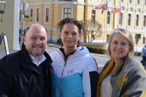 Im Bild v.l.n.r. Bürgermeister Bernd Schützeneder, Karin Steinkogler, Iris Lehner