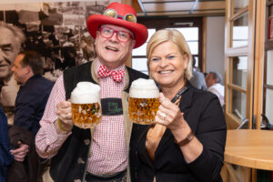 Conrad Seidls Bier Guide 2024 feiert ein Vierteljahrhundert heimischer Bierkultur. Am 22. 04. 2024, präsentierte er im Wiener Schweizerhaus den Bier Guide 2024 mit den besten Bierlokalen, den interessantesten Brauereien und Bier-Innovationen des Lan