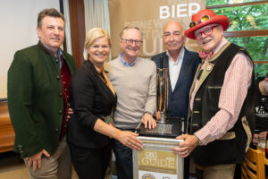 Conrad Seidls Bier Guide 2024 feiert ein Vierteljahrhundert heimischer Bierkultur. Am 22. 04. 2024, präsentierte er im Wiener Schweizerhaus den Bier Guide 2024 mit den besten Bierlokalen, den interessantesten Brauereien und Bier-Innovationen des Lan