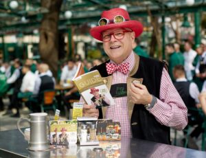 Pressefoto Conrad Seidl mit Bierguide 2024 – Abdruck kostenfrei bei Angabe Foto Medianet-Menzel