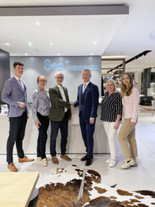 Familie Schauer (Wohnwelt Maier) mit Familie See (See+Maschik): Im Bild v.l.n.r.: Karl Josef Schauer, Margit Schauer, Franz See, Karl Schauer, Bianca See, Karla Lilli Schauer (c) Wohnwelt Maier - Abdruck honorarfrei
