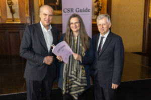 Im Bild v.l.n.r.: Reinhard Backhausen (ÖGV), Gabriela-Maria Straka (resPACT), Michael Fembek (Herausgeber und Autor CSR Guide)