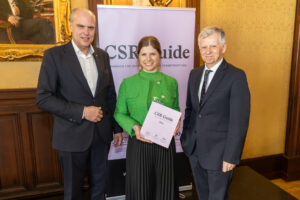 Im Bild v.l.n.r.: Reinhard Backhausen (ÖGV), Verena Judmayer (MATR), Michael Fembek (Herausgeber und Autor CSR Guide)