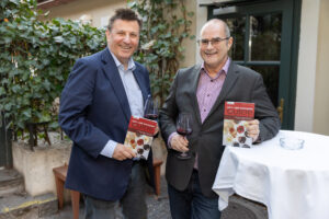 Michael Stein (medianet) li., Johannes Fiala (Herausgeber Wein Guide) re.