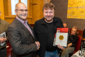 Im Bild v.l.n.r.: Johannes Fiala (Herausgeber Wein Guide), Sieger - BESTES ROTWEIN WEINGUT: Albert Gesellmann (Weingut Gesellmann)