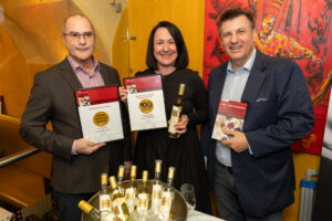 Im Bild v.l.n.r.: Johannes Fiala (Herausgeber Wein Guide), Sieger BESTES SÜSSWEIN WEINGUT Daniela Salzl-Tschida (Weingut Hans Tschida), Michael Stein (medianet)