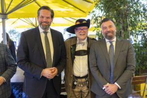 Im Bild v.l.n.r.: Lukas Mandl (Abgeordneter zum Europäischen Parlament), Bierpapst Conrad Seidl (Autor), Alessandro Zan (Abgeordneter zum Europäischen Parlament)
