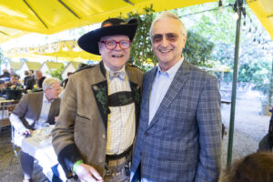 Im Bild v.l.n.r.: Bierpapst Conrad Seidl (Autor), Karl Kolarik (Schweizerhaus)