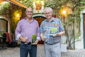 Johannes Fiala li. und Adi Schmid re. präsentierten ihren WEISSWEIN GUIDE AUSTRIA 2025