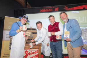 Im Bild v.l.n.r.: Conrad Seidl (Bierpapst), Thomas Gstaltmaier (Stieglbrauerei), Michael Stein (medianet), Andreas Hönigsperger (Stieglbrauerei)