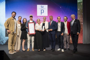 Die Wiener Städtische Versicherung freut sich über den Staatspreis Marketing und die Nominierung in der Kategorie Dienstleistungs-Marketing: Wirtschaftsminister Wolfgang Hattmannsdorfer und Willy Lehmann, Präsident Austrian Marketing Confederation gratulieren dem Marketingteam der Wiener Städitschen um Sonja Brandtmayer (Stv. Vorstandsvorsitzende) und Valerie Brugger (Marketing/Werbeleiterin) sowie dem Team der Agentur DMB. um Marcello Demner (Geschäftsführung) und Alistair Thompson (Executive Creative Director).