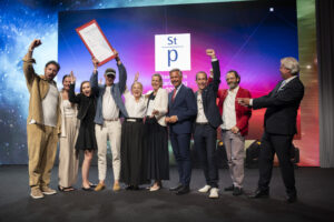 Staatspreisgewinner: Die Wiener Städtische Versicherung freut sich über den Staatspreis Marketing und die Nominierung in der Kategorie Dienstleistungs-Marketing: Wirtschaftsminister Wolfgang Hattmannsdorfer und Willy Lehmann, Präsident Austrian Marketing Confederation gratulieren dem Marketingteam der Wiener Städitschen um Sonja Brandtmayer (Stv. Vorstandsvorsitzende) und Valerie Brugger (Marketing/Werbeleiterin) sowie dem Team der Agentur DMB. um Marcello Demner und Jürgen Vanicek (Geschäftsführung) sowie Alistair Thompson (Executive Creative Director).