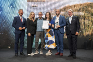 B Wie das Burgenland Nachhaltigkeit zur Markenstrategie macht.“: Wirtschaftsminister Wolfgang Hattmannsdorfer, Bundesländerpreis-Sponsor Karin Seywald-Czihak (ÖBB-Werbung), Kurt Kaiser (Burgenland Tourismus), Julia Hellwagner (Burgenland Tourismus), MCÖ-Präsident Andreas Ladich und AMC-Präsident Willy Lehmann.