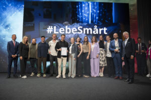 NÖ: IKEA für die Einreichung „Mit smarter Positionierung zu traumhaftem Wachstum im rückläufigen Markt“: BMWET-Minister Wolfgang Hattmannsdorfer, Bundesländerpreis-Sponsor Karin Seywald-Czihak (ÖBB-Werbung), MCÖ-Präsident Andreas Ladich und AMC-Präsident Willy Lehmann gratulieren Timo Schmid (IKEA Österreich), Tim Strobel (&US) mit seinem Team und Marketingleiter John Oakley (IKEA).