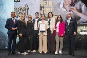 OÖ: Wirtschaftsminister Wolfgang Hattmannsdorfer, Bundesländerpreise-Sponsor Karin Seywald-Czihak (ÖBB-Werbung), Antonia Koch, Präsidentin Marketing Club Linz und Willy Lehmann, Präsident der Austrian Marketing Confederation gratulieren dem Marketingteam um Lisa Buttinger (Personalmarketing), Tanja Reichl (stv. Geschäftsführerin) und Anna Ferihumer (Geschäftsführerin) sowie dem Team der Agentur Zunder um Nina Kern und Florian Knogler.