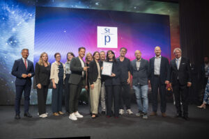 SBG: Spar Österreichische Warenhandels AG für die „HalloSpar“-App: Wirtschaftsminister Wolfgang Hattmannsdorfer, Willy Lehmann, Präsident Austrian Marketing Confederation, Katharina Peyker, Präsidentin Marketing Club Salzburg, Bundesländerpreis-Sponsorin Karin Seywald-Czihak (ÖBB-Werbung) gratulieren dem Team von Spar um Angelika Thum, Ines Leitner, Andreas Poppernitsch, Tobias Seiler, Hannes Glavanovits und Isabel Jarolim.