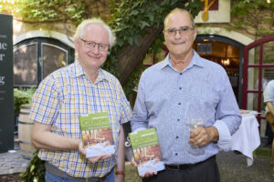 Adi Schmid li. und Johannes Fiala re. präsentieren den WEISSWEIN GUIDE AUSTRIA 2026
