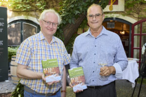Adi Schmid li. und Johannes Fiala re. präsentieren den WEISSWEIN GUIDE AUSTRIA 2026