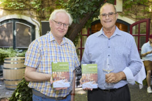Adi Schmid li. und Johannes Fiala re. präsentieren den WEISSWEIN GUIDE AUSTRIA 2026