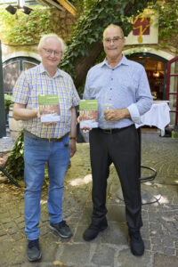 Adi Schmid li. und Johannes Fiala re. präsentieren den WEISSWEIN GUIDE AUSTRIA 2026