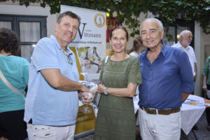v.l.n.r. Michael Stein, Isabella Stein, Germanos Athanasiadis (alle medinaet)